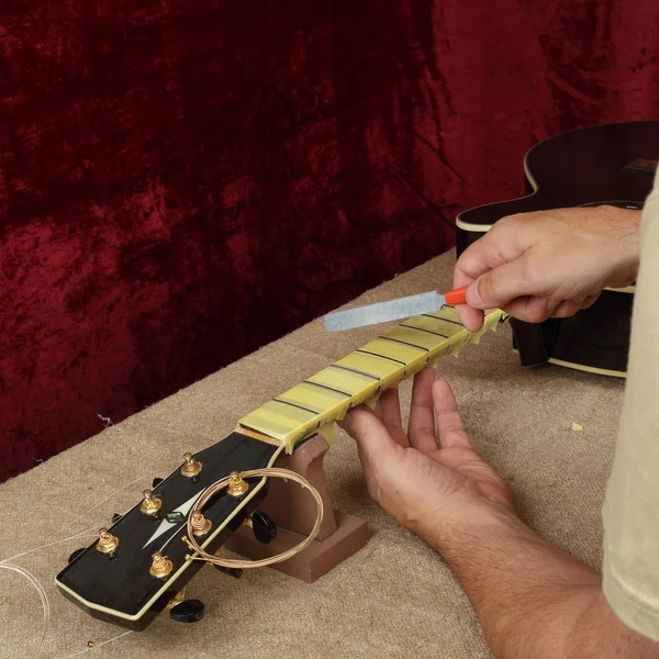 Strumento Musicale Riparazione Assistenza Chitarra Affilatore Operaio Speciale Strumento Ponte — Foto Stock