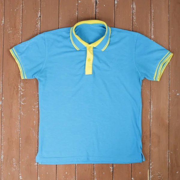 Kleding Schoenen Accessoires Close Blauwe Gele Polo Shirt Een Houten — Stockfoto