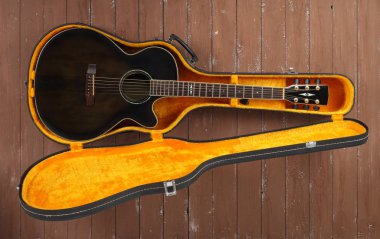 Müzik aleti - üstten görünüm kahverengi kesit akustik gitar bir ahşap zemin üzerine zor durumda.