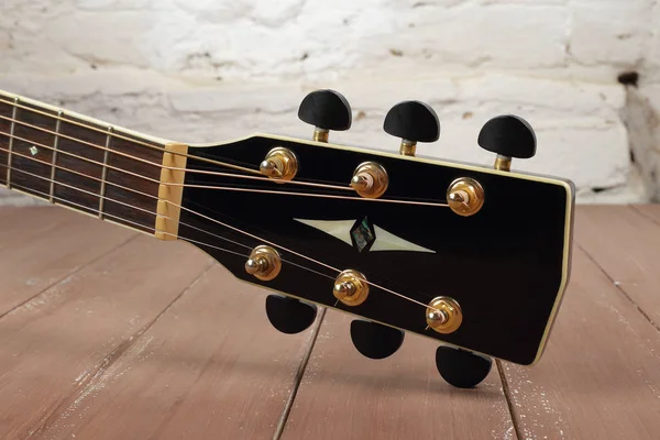 Instrumento Musical Guitarra Acústica Cuello Sobre Fondo Pared Madera Ladrillo — Foto de Stock