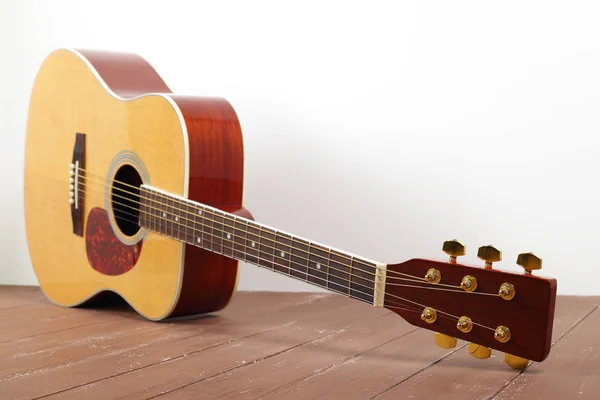 Instrumento Musical Guitarra Acústica Clássica Sobre Fundo Parede Branca Piso — Fotografia de Stock