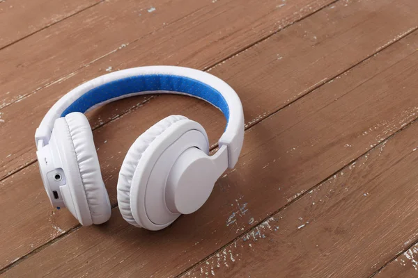 Equipo Musical Auriculares Inalámbricos Azules Blancos Sobre Fondo Madera —  Fotos de Stock