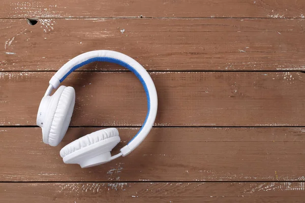 Equipo Musical Auriculares Inalámbricos Azules Blancos Sobre Fondo Madera —  Fotos de Stock