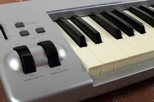 Μουσικό Όργανο Θραύσμα Sloseup Πιάνο Midi Πλήκτρων Πληκτρολογίου Φόντο Ξύλινη — Φωτογραφία Αρχείου