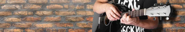 黒電気アコースティック ギター プレーヤー和音 7Maj5 古いレンガの壁のクローズ アップ — ストック写真