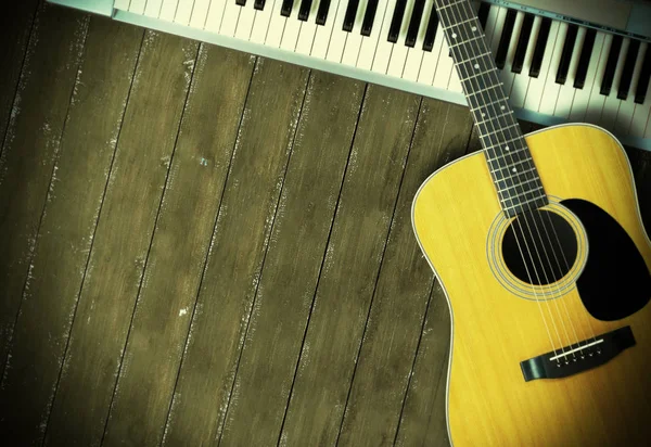 Instrumento Musical Sloseup Midi Piano Teclado Guitarra Acústica Sobre Fundo — Fotografia de Stock