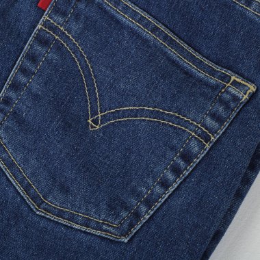 Giysi, Ayakkabı ve aksesuarları - üstten görünüm mavi kot pantolon cebinde closeup arka plan