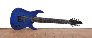 Müzik aleti - beyaz duvar arka plan ve ahşap zemin üzerinde mavi 8-srtings gitar.