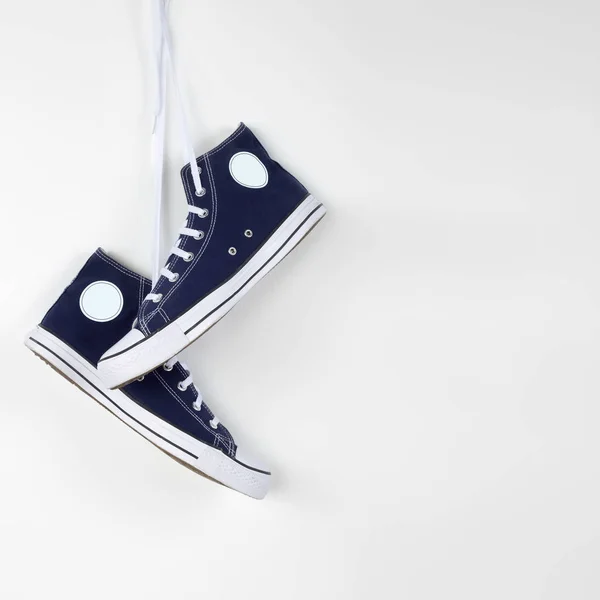 Kleidung Schuhe Und Accessoires Nahaufnahme Paar Blaue Gummischuhe Hängen Schnürsenkeln — Stockfoto