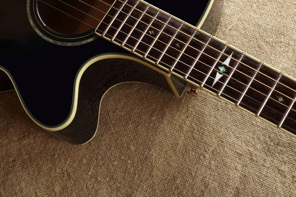 Instrument Muzyczny Fragment Brązowy Cutaway Gitara Akustyczna Tle Worek Gunny — Zdjęcie stockowe