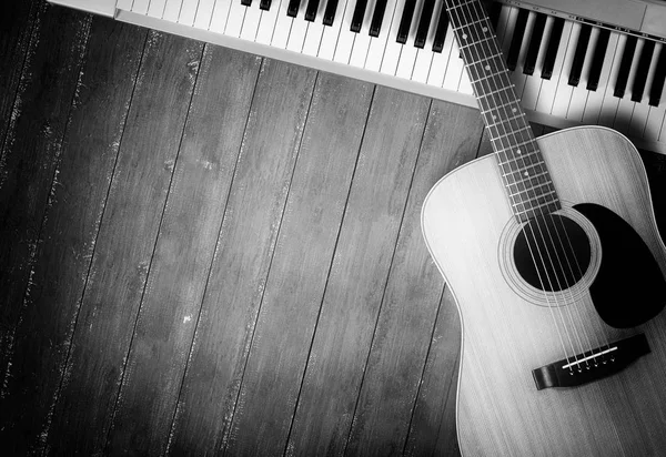 Μουσικό Όργανο Πλήκτρων Πληκτρολογίου Πιάνο Sloseup Midi Και Ακουστική Κιθάρα — Φωτογραφία Αρχείου