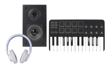 Müzik ve ses - açık beyaz bir arka plan üzerinde izole çizgi dizi hoparlör muhafaza dolabı, MIDI klavye ve beyaz kulaklık görüntülemek.