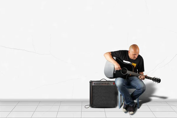 Inicio Interior Hombre Tocar Una Guitarra Acústica Negro Amplificador Fondo —  Fotos de Stock