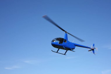 Uçak - mavi helikopter uçuş düşük yükseklikte yapar.