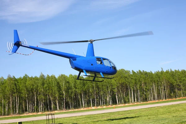 Aeronave Helicóptero Azul Faz Voo Baixa Altura — Fotografia de Stock