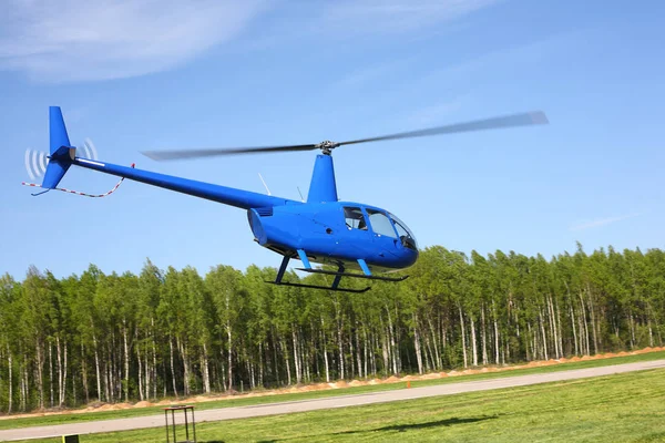Uçak - mavi helikopter uçuş düşük yükseklikte yapar.