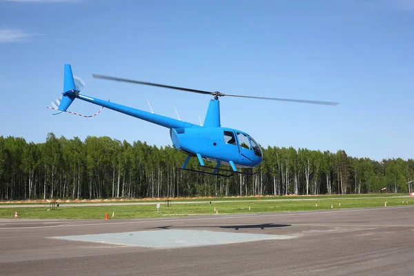 Het Vliegtuig Blauw Helikopter Maakt Vlucht Lage Hoogte — Stockfoto