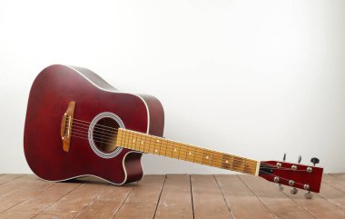 Müzikal enstrüman-klasik akustik gitar ahşap ve beyaz arka