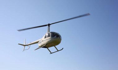 Uçak-beyaz küçük helikopter uçuş düşük yükseklik yapar