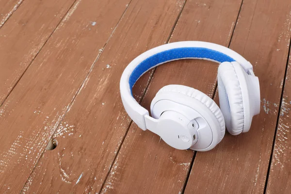음악 장비-흰색과 파란색 무선 헤드폰 나무 bac — 스톡 사진