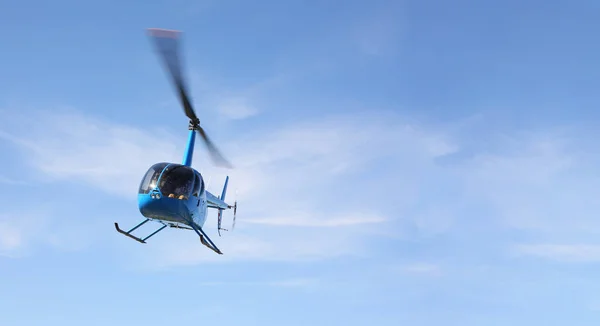 A aeronave - Vista frontal Helicóptero pequeno azul faz voo baixo — Fotografia de Stock
