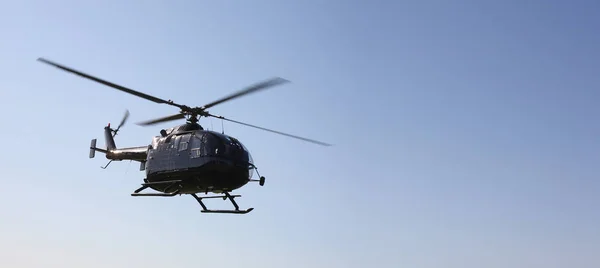 A aeronave - voo de helicóptero preto — Fotografia de Stock