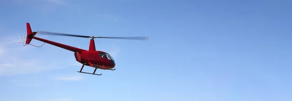 A aeronave - Pequeno helicóptero vermelho faz voo de baixa altura — Fotografia de Stock