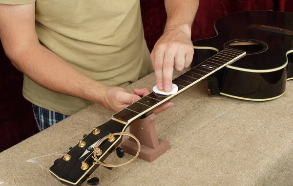 Reparatur und Service der Gitarre - Befeuchtung und Imprägnierung des Arbeiters o — Stockfoto