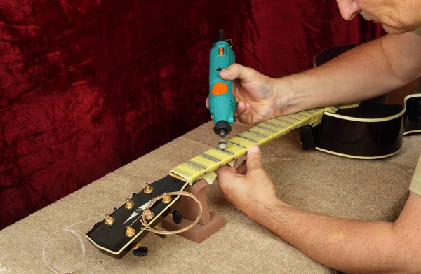 Reparação e serviço de guitarra - Trabalhador polimento guitarra acústica nec — Fotografia de Stock
