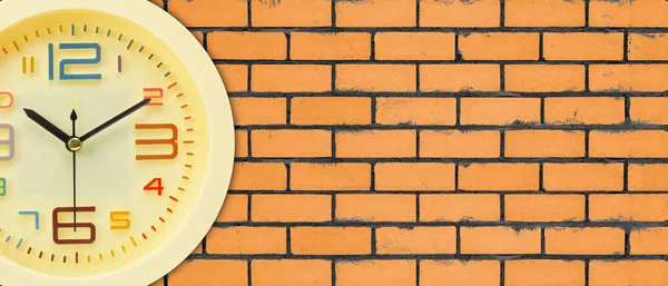조각 노란색 알람 시계 벽돌 배경 — 스톡 사진