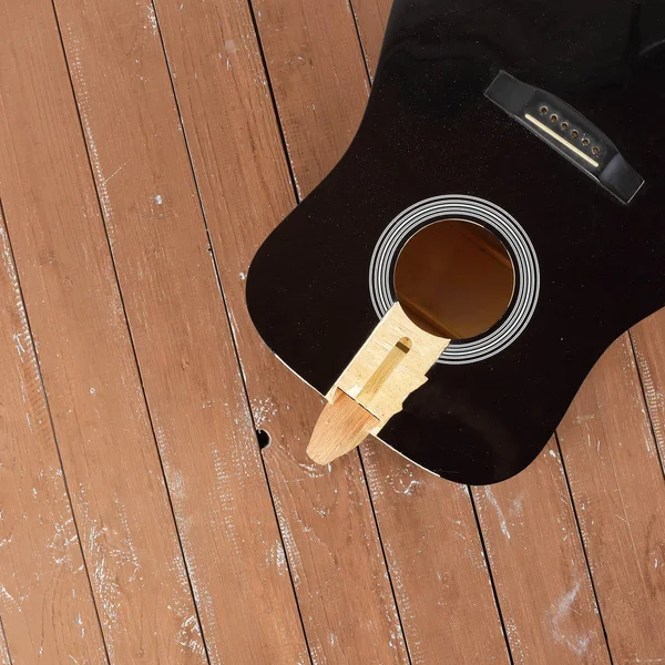 Reparação e serviço de guitarra Fragmento quebrado placa de som vista superior — Fotografia de Stock
