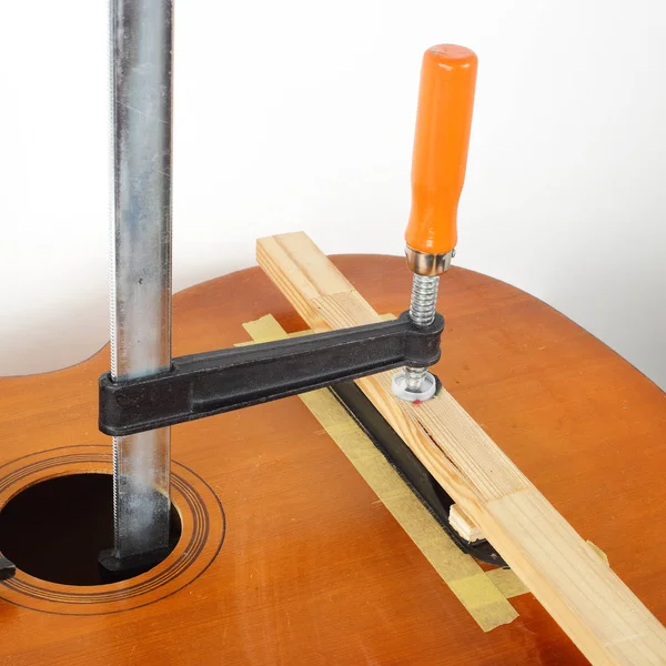 Riparazione e assistenza chitarra - Colla Acoustic Guitar Bridge — Foto Stock