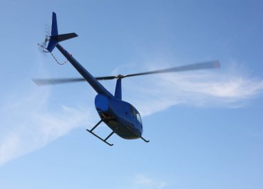 Uçak - Mavi küçük helikopter uçuş düşük yükseklik yapar