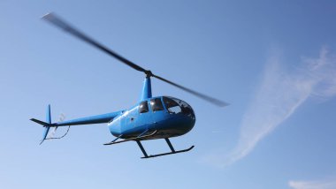 Uçak - Mavi küçük helikopter uçuş düşük yükseklik yapar