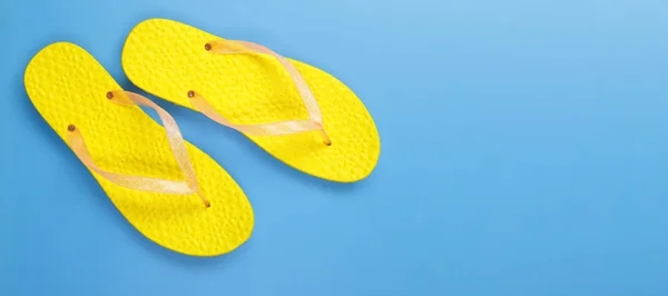 Ρούχα, παπούτσια και αξεσουάρ-top θέα κίτρινο ζεύγος σαγιονάρες — Φωτογραφία Αρχείου