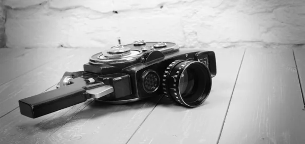 Монохромная старая кинокамера — стоковое фото