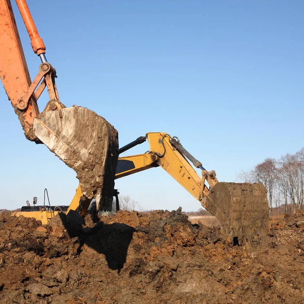 Construcción - Dos excavadoras trabajan en primer plano de la suciedad —  Fotos de Stock