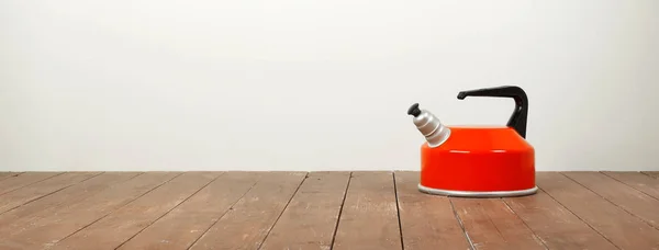 주방 용품 - 오렌지 휘파람 주전자 — 스톡 사진
