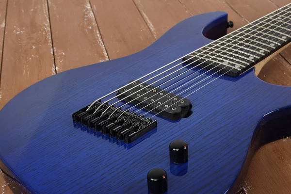 Музичний інструмент - фрагмент синьої електричної гітари твердого тіла — стокове фото