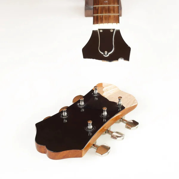 Reparação e serviço de guitarra - Quebrado Headstock guitarra — Fotografia de Stock