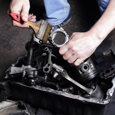 Araba servisi - Motor tamircisi elleri pistonu yıkayıp...