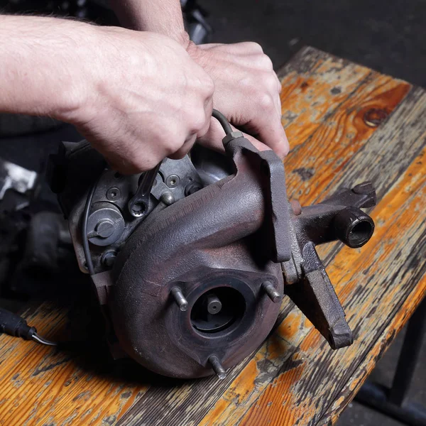 Servicio de coche - Manos mecánicas de reparación del motor con llave centrífuga — Foto de Stock