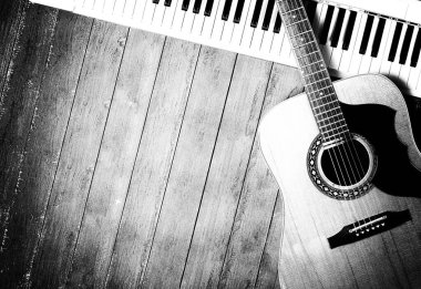 Müzik enstrümanı - Sloseup MIDI piyano 61 klavye ve klasik akustik gitar ahşap arka planda tek renkli