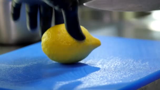 Vorbereitung auf eine Scheibe Zitrone — Stockvideo