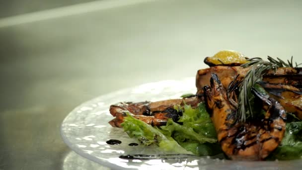 Zeevruchten salade op de schotel — Stockvideo