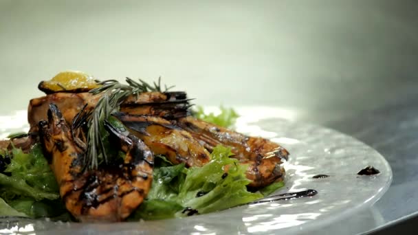 Un plat de crevettes avant de servir — Video