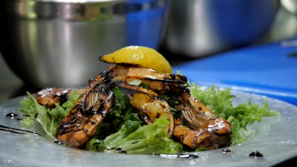 Chef ajoute le romarin au plat de crevettes — Video