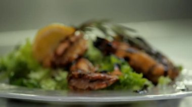 Karides Salatası Sunumu