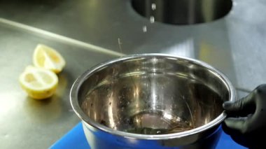 Limon sosu yapmaya başla.
