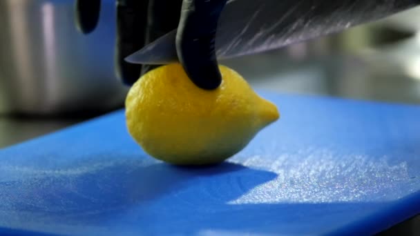 De citroen in tweeën snijden — Stockvideo